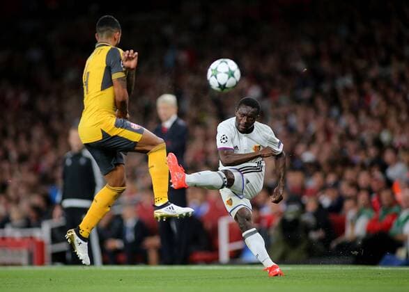 28.09.2016. Emirates Stadium, London, England. UEFA Champions League Football. Arsenal versus FC Basel. Basel Defender Adama Traore has his cross deflected by Arsenal Forward Theo Walcott xMarkxKertonx  ActionPlus11794142