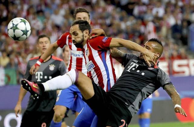 Bayern s Chilean midfielder Arturo Vidal (R) fights for the ball with Atletico s defense Juanfran Torres during the UEFA Champions League second journey match between Atletico de Madrid and Bayern Munich, at Vicente Calderon stadium in Madrid, Madrid s Community, Spain, 28 September 2016. ATLETICO MADRID VS. BAYERN MUNICH !ACHTUNG: NUR REDAKTIONELLE NUTZUNG!  MAD003 20160928-636106942189135020