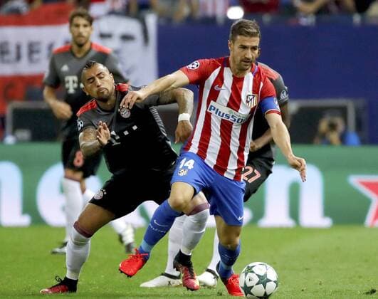 Bayern s Chilean midfielder Arturo Vidal (L) fights for the ball with Atletico s midfielder Gabi Fernandez during the UEFA Champions League second journey match between Atletico de Madrid and Bayern Munich, at Vicente Calderon stadium in Madrid, Madrid s Community, Spain, 28 September 2016. ATLETICO MADRID VS. BAYERN MUNICH !ACHTUNG: NUR REDAKTIONELLE NUTZUNG!  MAD003 20160928-636106942826559192