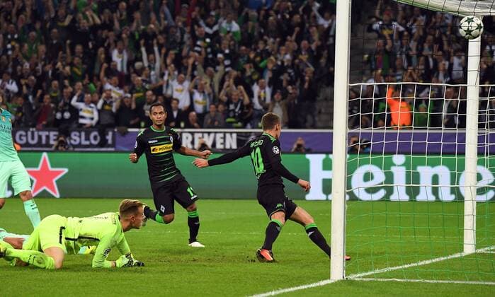 28.09.2016, xjhx, Fussball UEFA Europa League, Borussia Moenchengladbach - FC Barcelona Barca emspor , v.l. Thorgan Hazard (Borussia Mönchengladbach) Goal scored, Tor zum 1:0, Marc Andre ter Stegen (FC Barcelona) Moenchengladbach