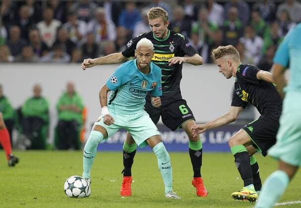 Neymar FC Barcelona Barca (L) challenges Christoph Kramer (Bor. Moenchengladbach) during the Championsleague between Borussia Moenchengladbach and FC Barcelona, Borussiapark in Moenchengladbach on September 28., 2016. Borussia Mönchengladbach vs. FC Barcelona in der Champions League der Saison 2015 2016 am 28. September 2016.