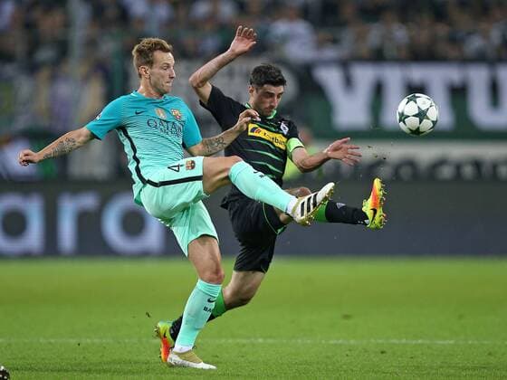 28.09.2016, Fussball UEFA Champions League 2016 2017, Gruppenphase, 2.Spieltag, Borussia Mönchengladbach - FC Barcelona Barca im Borussia-Park Mönchengladbach. v.l. Ivan Rakitic (FC Barcelona) gegen Lars Stindl (Gladbach) 