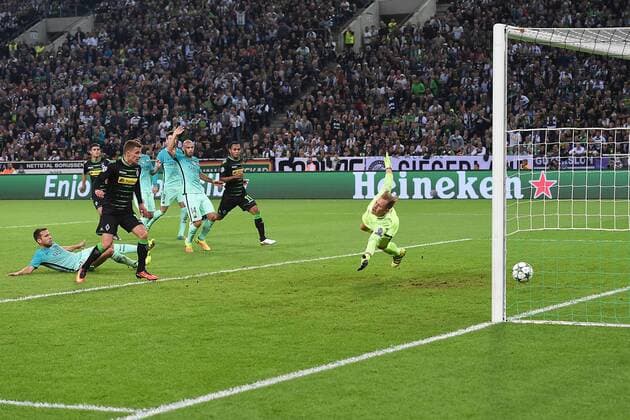 Bilder des Tages - SPORT Fußball Champions League Gruppenphase 2. Spieltag Borussia Mönchengladbach - FC Barcelona Barca am 28.09.2016 im Borussia-Park in Mönchengladbach Torschuss zum 1:0 durch Thorgan Hazard ( Mönchengladbach ) xRx