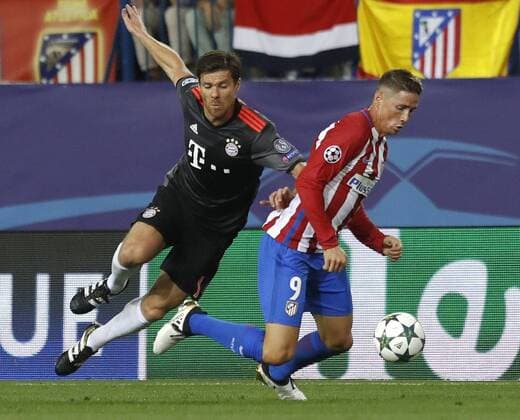 Atletico s Spanish striker Fernando Torres (R) and his Bayern compatriot Xabi Alonso fight for the ball during the UEFA Champions League second journey match between Atletico de Madrid and Bayern Munich, at Vicente Calderon stadium in Madrid, Madrid s Community, Spain, 28 September 2016. ATLETICO MADRID VS. BAYERN MUNICH !ACHTUNG: NUR REDAKTIONELLE NUTZUNG!  MAD003 20160928-636106949124742147