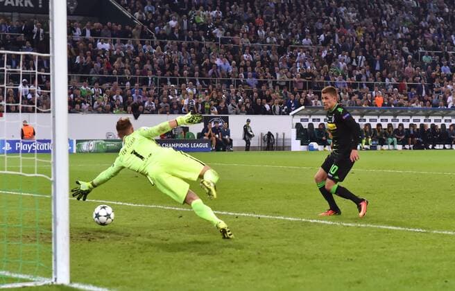 Bilder des Tages - SPORT Fußball, CL, Borussia Mönchengladbach - FC Barcelona, Thorgan Hazard erzielt die Führung 28.09.2016, Fussball UEFA Champions League 2016 17, Vorrunde, 2. Spieltag, Borussia Moenchengladbach - FC Barcelona Barca Thorgan Hazard (Borussia Moenchengladbach), re., erzielt gegen Torwart Marc Andre ter Stegen (FC Barcelona) das Tor zum 1:0