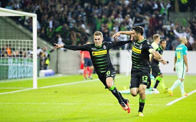 Fußball, CL, Borussia Mönchengladbach - FC Barcelona, Thorgan Hazard erzielt die Führung Mönchengladbach, 28.09.2016, Borussia Park Torjubel: Thorgan Hazard (BMG), Lars Stindl (BMG) VfL Borussia Mönchengladbach - FC Barcelona Barca mm