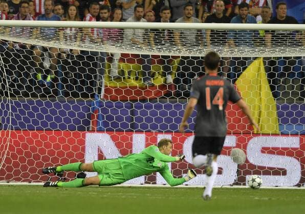 28.09.2016, Fussball Champions-League 2016 2017, Vorrunde 2.Spieltag, Atletico Madrid - FC Bayern München, im Estadio Vicente Calderon, Madrid. Gegentor zum 1:0 für Madrid, Torwart Manuel Neuer (FC Bayern München) kann den Schuss nicht halten. 