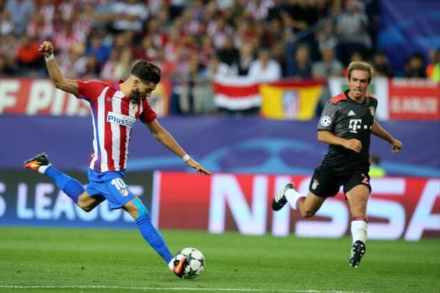 Yannick Carrasco ( Atletico Madrid ) mit dem Schuss zum 1:0 rechts Philipp Lahm (FC Bayern Muenchen), Atletico Madrid vs. FC Bayern Muenchen, Fussball, Champions League, 2. Spieltag, 28.09.2016, Madrid Copyright: xLANGERx xEibner-Pressefotox EP_hlr