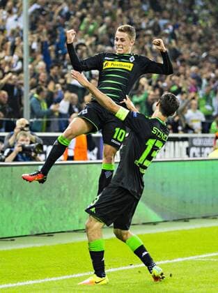 Fußball, CL, Borussia Mönchengladbach - FC Barcelona, Thorgan Hazard erzielt die Führung Mönchengladbach, 28.09.2016, Borussia Park Torjubel: Thorgan Hazard (BMG), Lars Stindl (BMG) VfL Borussia Mönchengladbach - FC Barcelona Barca mm