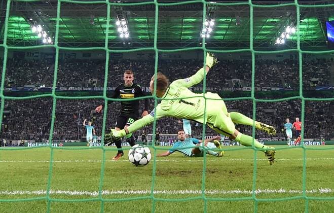 28.09.2016, Fussball UEFA Champions League 2016 17, Vorrunde, 2. Spieltag, Borussia Moenchengladbach - FC Barcelona Barca Thorgan Hazard (Borussia Moenchengladbach) erzielt gegen Torwart Marc Andre ter Stegen (FC Barcelona) das Tor zum 1:0