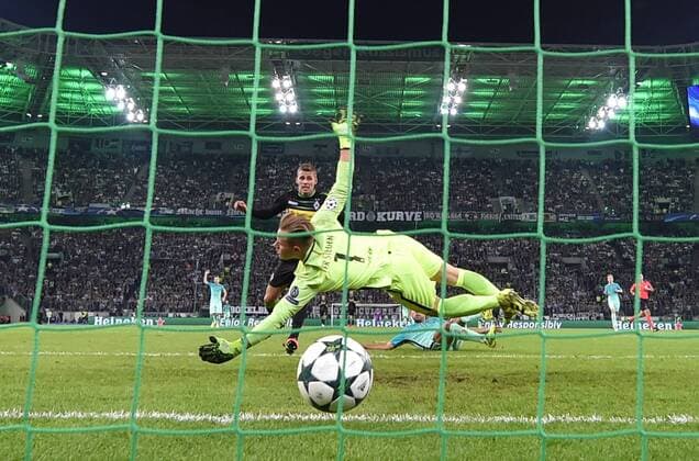 Fußball, CL, Borussia Mönchengladbach - FC Barcelona, Thorgan Hazard erzielt die Führung 28.09.2016, Fussball UEFA Champions League 2016 17, Vorrunde, 2. Spieltag, Borussia Moenchengladbach - FC Barcelona Barca Thorgan Hazard (Borussia Moenchengladbach) erzielt gegen Torwart Marc Andre ter Stegen (FC Barcelona) das Tor zum 1:0