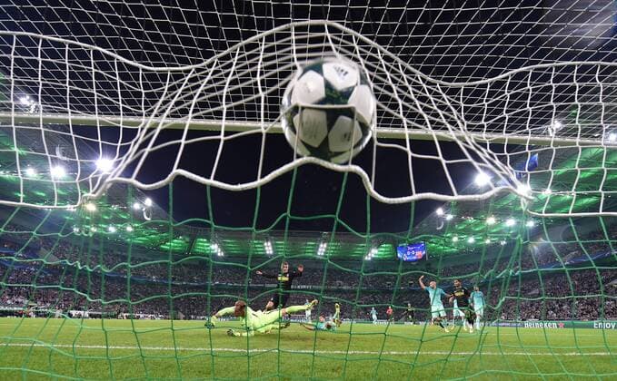 Fußball, CL, Borussia Mönchengladbach - FC Barcelona, Thorgan Hazard erzielt die Führung 28.09.2016, Fussball UEFA Champions League 2016 17, Vorrunde, 2. Spieltag, Borussia Moenchengladbach - FC Barcelona Barca Thorgan Hazard (Borussia Moenchengladbach) erzielt gegen Torwart Marc Andre ter Stegen (FC Barcelona) das Tor zum 1:0