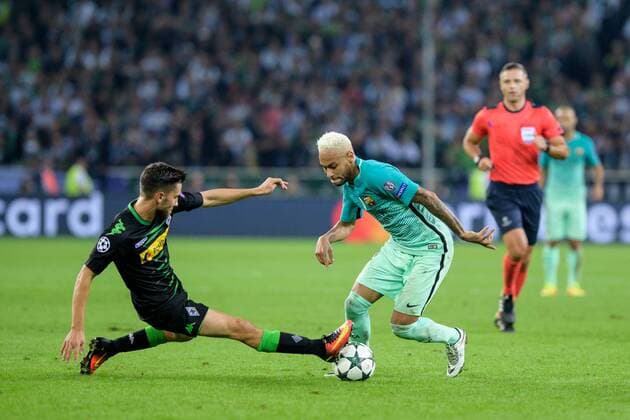 Julian Korb (Borussia Moenchengladbach 27) im Zweikampf gegen Neymar FC Barcelona Barca 11) beim Champions League Spiel zwischen Borussia Moenchengladbach und dem FC Barcelona 28.09.2016 Moenchengladbach Copyright: xSchuelerx xEibnerx-xPressefotox
