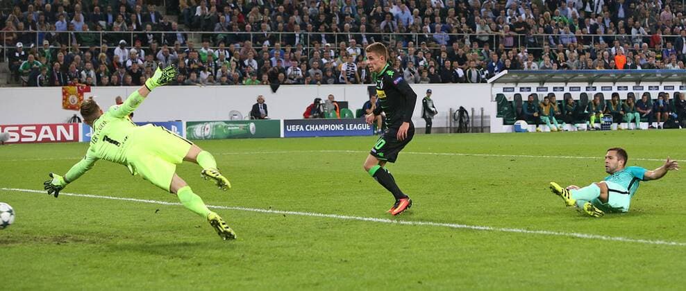 Fußball, CL, Borussia Mönchengladbach - FC Barcelona, Thorgan Hazard erzielt die Führung 28.09.2016, Fussball UEFA Champions League 2016 2017, Gruppenphase, 2.Spieltag, Borussia Mönchengladbach - FC Barcelona Barca im Borussia-Park Mönchengladbach. Tor zum 1:0 v.l. Torwart Marc-Andre ter Stegen (FC Barcelona) gegen Torschütze Thorgan Hazard (Gladbach) und Jordi Alba (FC Barcelona) 