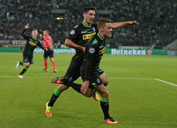 28.09.2016, Fussball UEFA Champions League 2016 2017, Gruppenphase, 2.Spieltag, Borussia Mönchengladbach - FC Barcelona Barca im Borussia-Park Mönchengladbach. Jubel v.l. Lars Stindl (Gladbach) und Torschütze Thorgan Hazard (Gladbach) zum Tor zum 1:0 