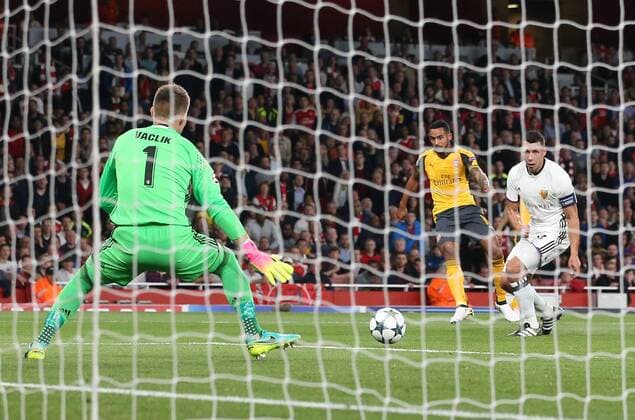 Arsenal s Theo Walcott scoring his sides second goal during the Champions League group A match at the Emirates Stadium, London. Picture date September 28th, 2016 Pic David Klein Sportimage EDITORIAL USE ONLY. No use with unauthorised audio, video, data, fixture lists, club league logos or live services. Online in-match use limited to 120 images, no video emulation. No use in betting, games or single club league player publications.