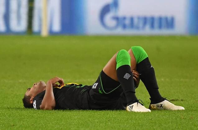 28.09.2016, xjhx, Fussball UEFA Europa League, Borussia Moenchengladbach - FC Barcelona Barca emspor , v.l. Raffael (Borussia Mönchengladbach) verletzt, Verletzung, Moenchengladbach