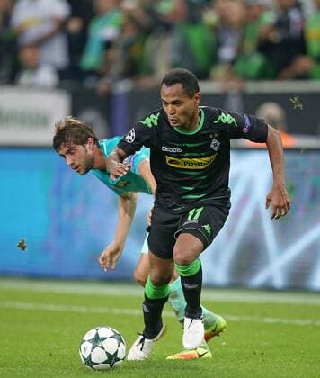 28.09.2016, Fussball UEFA Champions League 2016 2017, Gruppenphase, 2.Spieltag, Borussia Mönchengladbach - FC Barcelona Barca im Borussia-Park Mönchengladbach. v.l. Sergi Roberto (FC Barcelona) gegen Raffael (Gladbach) 