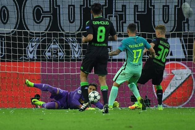 GER, Borussia Mönchengladbach (GER) vs. FC Barcelona Barca (ESP) 28.09.2016, Borussia Park , Moenchengladbach , CL, Gruppe C, 2. Spieltag, GER, Borussia Mönchengladbach (GER) vs. FC Barcelona (ESP) im Bild: Yann Sommer (Borussia Moenchengladbach 1) pariert einen Schuß von PACO ALCÁCER (FC Barcelona Barca 17) Foto © nordphoto Meuter nordphotox xMeuter