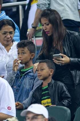 Soehne von Raffael (Borussia Moenchengladbach 11) Raicky und Raffael Junior auf der Tribuene beim Champions League Spiel zwischen Borussia Moenchengladbach und dem FC Barcelona Barca 28.09.2016 Moenchengladbach Copyright: xSchuelerx xEibnerx-xPressefotox