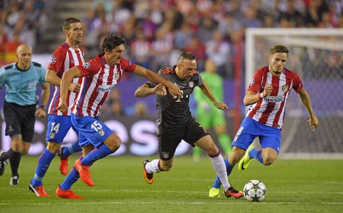 28.09.2016, Fussball Champions-League 2016 2017, Vorrunde 2.Spieltag, Atletico Madrid - FC Bayern München, im Estadio Vicente Calderon, Madrid. v.li: Stefan Savic (Atletico Madrid), Franck Ribery (FC Bayern München), Saul Niguez (Atletico Madrid). 