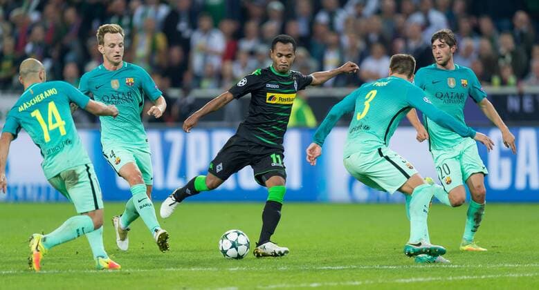 Moenchengladbach, Germany 28.09.2016, UEFA Champions League - 2016 17 Season, Group C - Matchday 2, Borussia Moenchengladbach - FC Barcelona Barca Ivan Rakitic (Barcelona), Raffael (Moenchengladbach), Gerard Pique (Barcelona), Sergi Roberto (Barcelona) ( DeFodi001