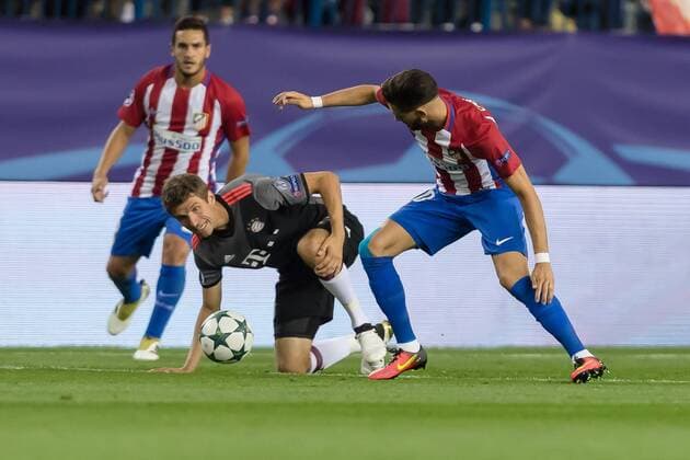 Madrid, Spain 28.09.2016, UEFA Champions League - 2016 17 Season, Group D - Matchday 2, Atletico Madrid - FC Bayern Muenchen, Thomas Mueller (FCB) gegen Yannick Carrasco (ATL) ( DeFodi048