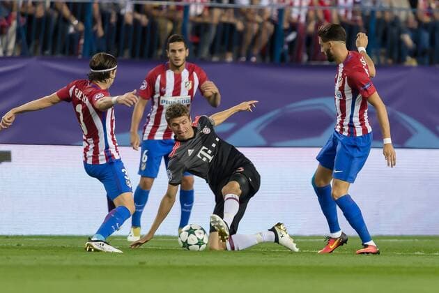 Madrid, Spain 28.09.2016, UEFA Champions League - 2016 17 Season, Group D - Matchday 2, Atletico Madrid - FC Bayern Muenchen, Thomas Mueller (FCB) gegen Yannick Carrasco (ATL) und Filipe Luis (ATL) ( DeFodi048