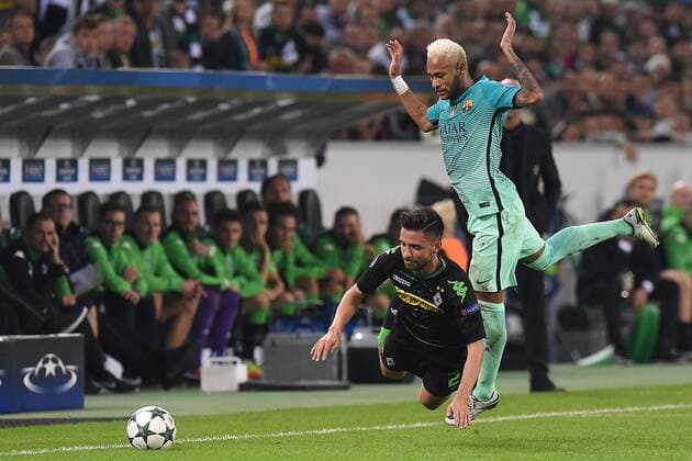 Fußball Champions League Gruppenphase 2. Spieltag Borussia Mönchengladbach - FC Barcelona Barca am 28.09.2016 im Borussia-Park in Mönchengladbach Julian Korb ( Mönchengladbach ), vorne - Neymar ( Barcelona ), hinten xRx