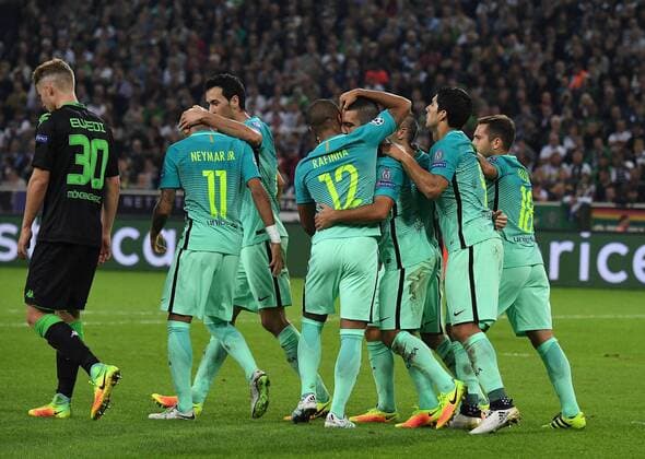 28.09.2016, xjhx, Fussball UEFA Europa League, Borussia Moenchengladbach - FC Barcelona Barca emspor , v.l. Rafinha (FC Barcelona), Arda Turan (FC Barcelona) celebrate the goal, Torjubel zum 1:1 Moenchengladbach