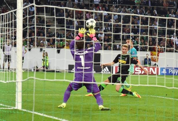 Bilder des Tages - SPORT 28.09.2016, Fussball UEFA Champions League 2016 17, Vorrunde, 2. Spieltag, Borussia Moenchengladbach - FC Barcelona Barca Tor 1:1, v.li. Torwart Yann Sommer (Borussia Moenchengladbach), Nico Elvedi (Borussia Moenchengladbach), Arda Turan (FC Barcelona)