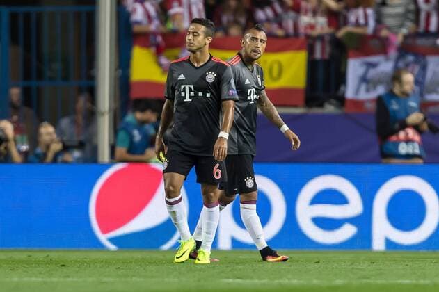 Madrid, Spain 28.09.2016, UEFA Champions League - 2016 17 Season, Group D - Matchday 2, Atletico Madrid - FC Bayern Muenchen, enttaeuscht, enttaeuschung, Thiago Alcantara (FCB) <Arturo Erasmo Vidal (FCB) ( DeFodi048