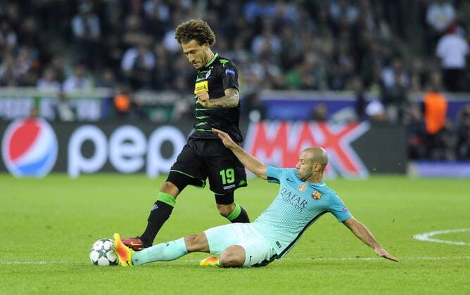 Fussball, UEFA Champions League, Herren, Saison 2016 2017, Gruppe X, 2. Spieltag, Borussia Park Mönchengladbach, Bor. Mönchengladbach (schwarz) - FC Barcelona Barca (blau); Fabian Johnson (Gladbach), Javier Mascherano (FC Barcelona), Aktion.