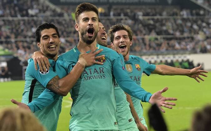 28.09.2016, xsyx, Fussball UEFA Europa League, Borussia Moenchengladbach - FC Barcelona Barca emspor , v.l. Luis Suarez (FC Barcelona), Gerard Pique (FC Barcelona) celebrate the goal, Torjubel zum 1:2 Moenchengladbach