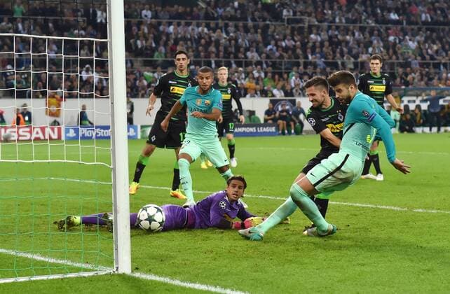28.09.2016, Fussball UEFA Champions League 2016 17, Vorrunde, 2. Spieltag, Borussia Moenchengladbach - FC Barcelona Barca Tor Barcelona zum 1:2, vorne v.re., Gerard Pique (FC Barcelona), Julian Korb (Borussia Moenchengladbach), Torwart Yann Sommer (Borussia Moenchengladbach)
