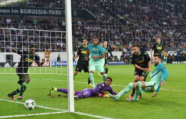 28.09.2016, Fussball UEFA Champions League 2016 17, Vorrunde, 2. Spieltag, Borussia Moenchengladbach - FC Barcelona Barca Tor Barcelona zum 1:2, vorne v.re., Gerard Pique (FC Barcelona), Julian Korb (Borussia Moenchengladbach), Torwart Yann Sommer (Borussia Moenchengladbach), Ibrahima Traore (Borussia Moenchengladbach)