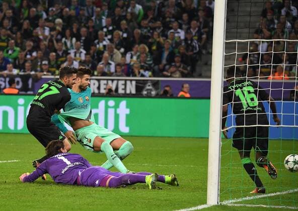 28.09.2016, xjhx, Fussball UEFA Europa League, Borussia Moenchengladbach - FC Barcelona Barca emspor , v.l. Gerard Pique (FC Barcelona), Yann Sommer (Borussia Mönchengladbach), Goal scored, Tor zum 1:2, Ibrahim Traore (Borussia Mönchengladbach) Moenchengladbach
