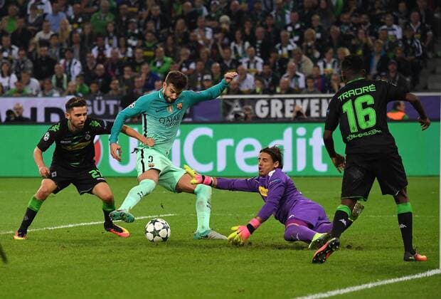 28.09.2016, xjhx, Fussball UEFA Europa League, Borussia Moenchengladbach - FC Barcelona Barca emspor , v.l. Gerard Pique (FC Barcelona), Yann Sommer (Borussia Mönchengladbach), Goal scored, Tor zum 1:2, Ibrahim Traore (Borussia Mönchengladbach) Moenchengladbach