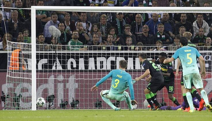Gerard Pique FC Barcelona Barca (L) kicks the 2:1 goal during the Championsleague between Borussia Moenchengladbach and FC Barcelona, Borussiapark in Moenchengladbach on September 28., 2016. Borussia Mönchengladbach vs. FC Barcelona in der Champions League der Saison 2015 2016 am 28. September 2016.