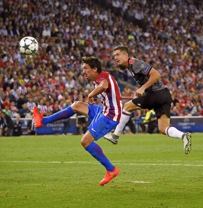 28.09.2016, Fussball Champions-League 2016 2017, Vorrunde 2.Spieltag, Atletico Madrid - FC Bayern München, im Estadio Vicente Calderon, Madrid. v.lI: Stefan Savic (Atletico Madrid) gegen Robert Lewandowski (FC Bayern München) der hier vergeblich einen Kopfball aufs Tor versucht. 