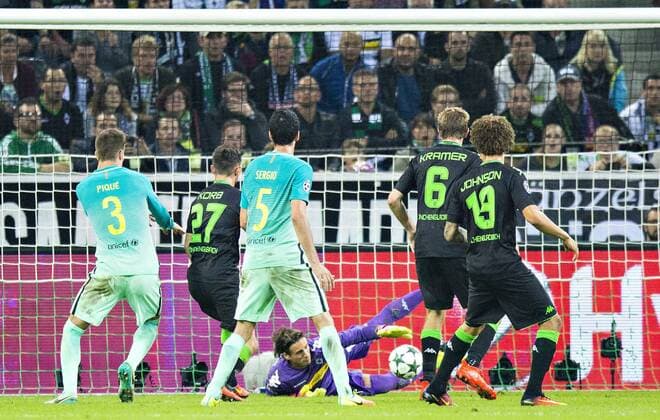 Mönchengladbach, 28.09.2016, Borussia Park Tor zum 1:2: Torwart Yann Sommer (BMG) lässt den Ball prallen und Gerard Pique (Barca) schiebt ein VfL Borussia Mönchengladbach - FC Barcelona Barca mm