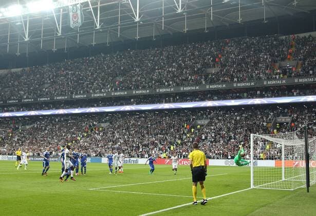 UEFA Champions League Group B match between Besiktas and Dynamo Kiev at Vodafone Arena in Istanbul , Turkey , 28 September 2016. Pictured : Ricardo Quaresma of Besiktas and Goalkeeper Artur Rudko of Dynamo Kiev. 