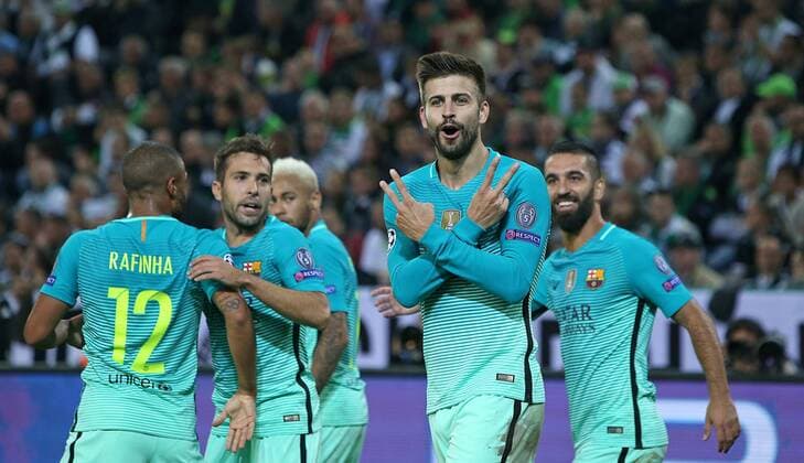 28.09.2016, Fussball UEFA Champions League 2016 2017, Gruppenphase, 2.Spieltag, Borussia Mönchengladbach - FC Barcelona Barca im Borussia-Park Mönchengladbach. Jubel Torschütze Gerard Pique (mi., FC Barcelona) zum Tor zum 1:2 