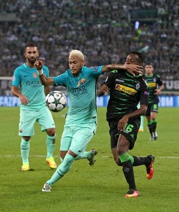 28.09.2016, Fussball UEFA Champions League 2016 2017, Gruppenphase, 2.Spieltag, Borussia Mönchengladbach - FC Barcelona Barca im Borussia-Park Mönchengladbach. v.l. Neymar (FC Barcelona) gegen Ibrahima Traore (Gladbach) 