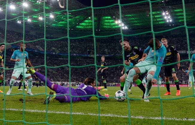 28.09.2016, xjhx, Fussball UEFA Europa League, Borussia Moenchengladbach - FC Barcelona Barca emspor , v.l. Julian Korb (Borussia Mönchengladbach), Gerard Pique (FC Barcelona), Yann Sommer (Borussia Mönchengladbach), Goal scored, Tor zum 1:2, Ibrahim Traore (Borussia Mönchengladbach) Moenchengladbach