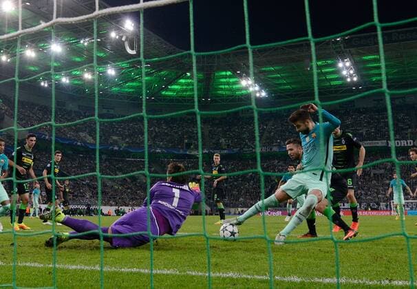 28.09.2016, xjhx, Fussball UEFA Europa League, Borussia Moenchengladbach - FC Barcelona Barca emspor , v.l. Julian Korb (Borussia Mönchengladbach), Gerard Pique (FC Barcelona), Yann Sommer (Borussia Mönchengladbach), Goal scored, Tor zum 1:2, Ibrahim Traore (Borussia Mönchengladbach) Moenchengladbach
