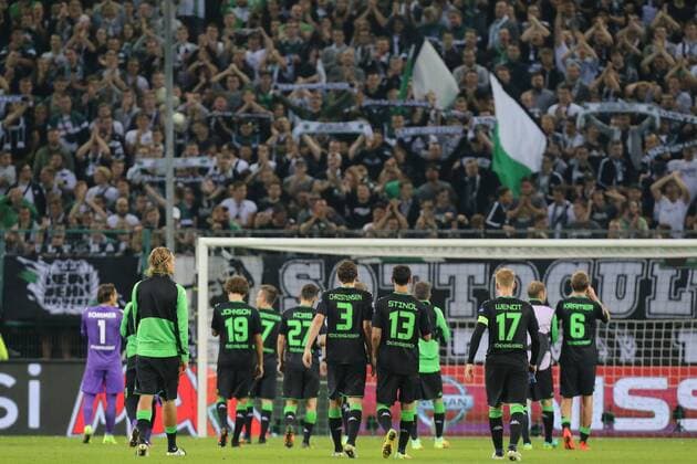 Traurige Gladbacher gehen zu ihren Fans in die Nordkurve, Borussia Moenchengladbach vs FC Barcelona Barca UEFA Champions League, Qualifikation, 28.09.2016, Moenchengladbach Copyright: xDeutzmannx xEibner-Pressefotox EP_cdn