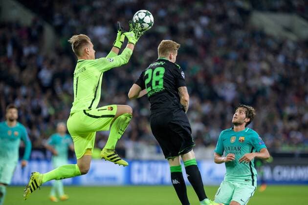 Torwart Marc-Andre ter Stegen FC Barcelona Barca 1) klaert vor Andre Hahn (Borussia Moenchengladbach 28) beim Champions League Spiel zwischen Borussia Moenchengladbach und dem FC Barcelona 28.09.2016 Moenchengladbach Copyright: xSchuelerx xEibnerx-xPressefotox