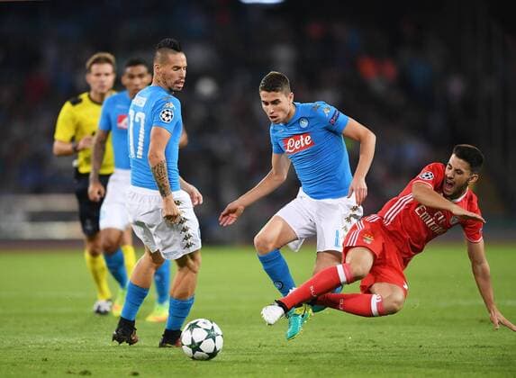 FUSSBALL CHAMPIONS LEAGUE SAISON 2016 2017 GRUPPENPHASE SSC Neapel - Benfica Lissabon 28.09.2016 Jorginho (Mitte, SSC Neapel) gegen Pizzi (re, Benfica Lissabon) beobachtet von Marek Hamsik (li, SSC Neapel) 
