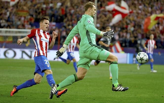 Atletico s French striker Kevin Gameiro (L) fights for the ball with Bayern s goalkeeper Manuel Neuer during the UEFA Champions League second journey match between Atletico de Madrid and Bayern Munich, at Vicente Calderon stadium in Madrid, Madrid s Community, Spain, 28 September 2016. ATLETICO MADRID VS. BAYERN MUNICH !ACHTUNG: NUR REDAKTIONELLE NUTZUNG!  MAD003 20160928-636107000965151176